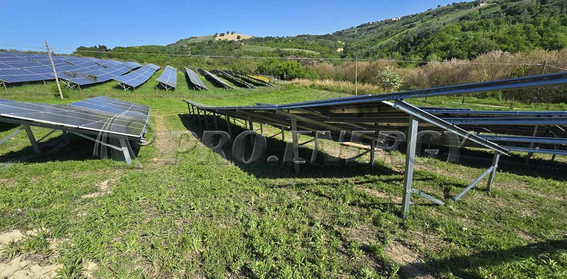 Soluzione di montaggio per impianto solare da 1 MW su terreno collinare
