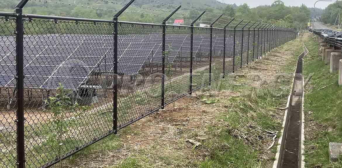 Recinzione a rete metallica marrone con punte anti-arrampicata – Soluzione di sicurezza perimetrale per centrali elettriche