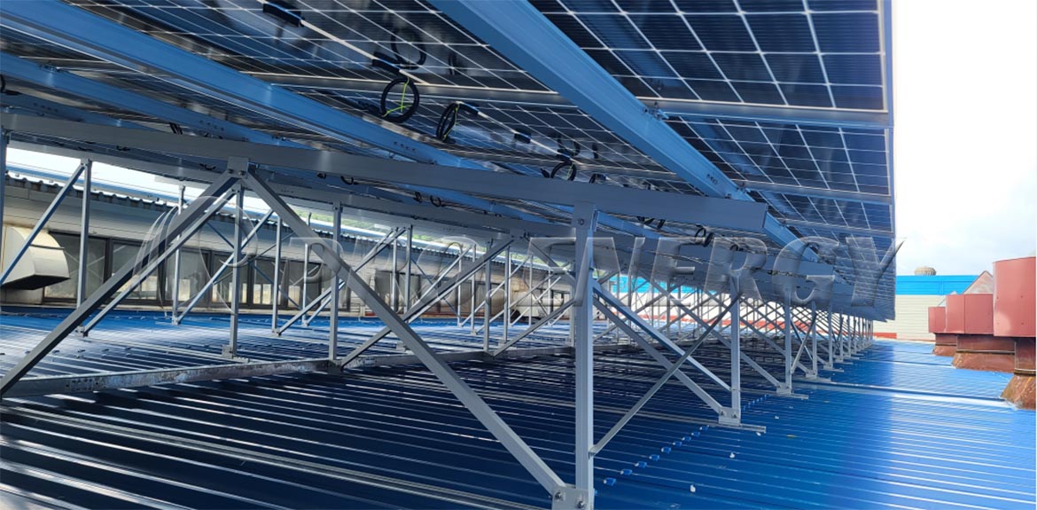 Sistema di montaggio con staffa triangolare per pannelli solari da 2 MWp su tetto metallico