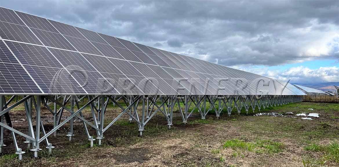 Soluzione di montaggio a terra per impianti solari da 1,3 MW con struttura in acciaio a canale a C.