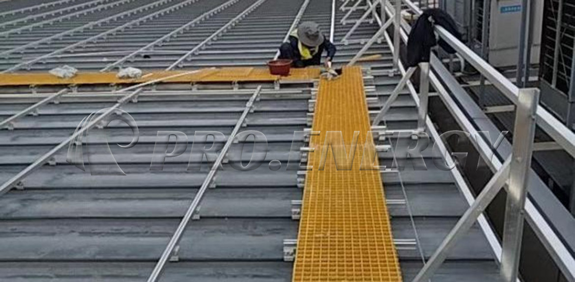 Sistema di montaggio per parapetti da tetto