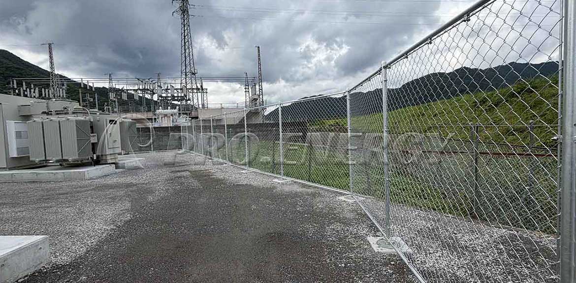 Recinzione in rete elettrosaldata per la sicurezza del perimetro di una centrale elettrica
