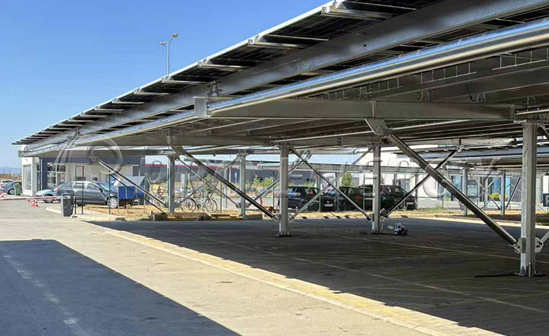 Completata la struttura principale del sistema di montaggio per pensiline di grandi dimensioni di PROFENCE.ENERGY per lo stabilimento serbo del Gruppo MINTH.